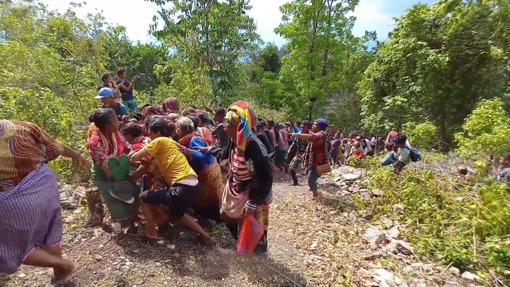 Viral! Video Patung Jokowi 700 Kg Digotong Naik Bukit
