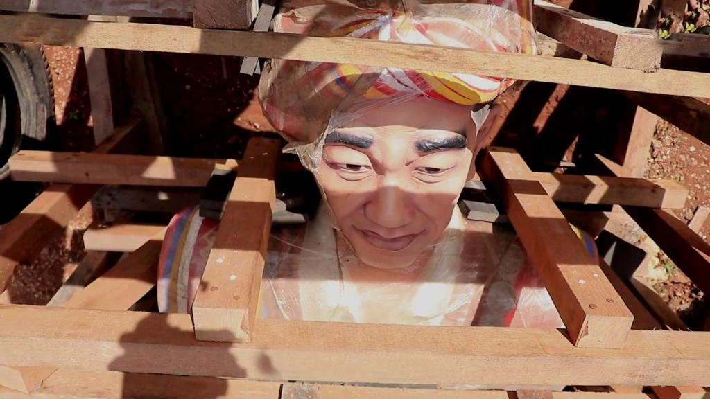 Viral! Video Patung Jokowi 700 Kg Digotong Naik Bukit