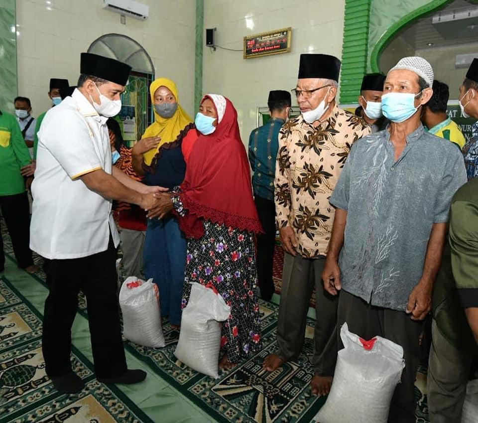 Bupati Batubara Serahkan Zakat Petani