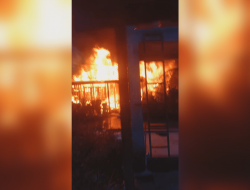 Si Jago Merah Ngamuk, Dua Rumah Di Tanjung Tiram Rata Dengan Tanah 11 Si Jago Merah Ngamuk, Dua Rumah Di Tanjung Tiram Rata Dengan Tanah