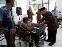 LLI Sumut Beri Kursi Roda dan Alat Bantu Dengar Kepada Lansia