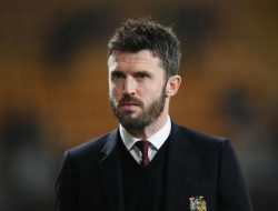 MU Menang, Carrick Mundur