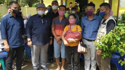 Pasutri Jalan Kaki 10 Km Demi Vaksin