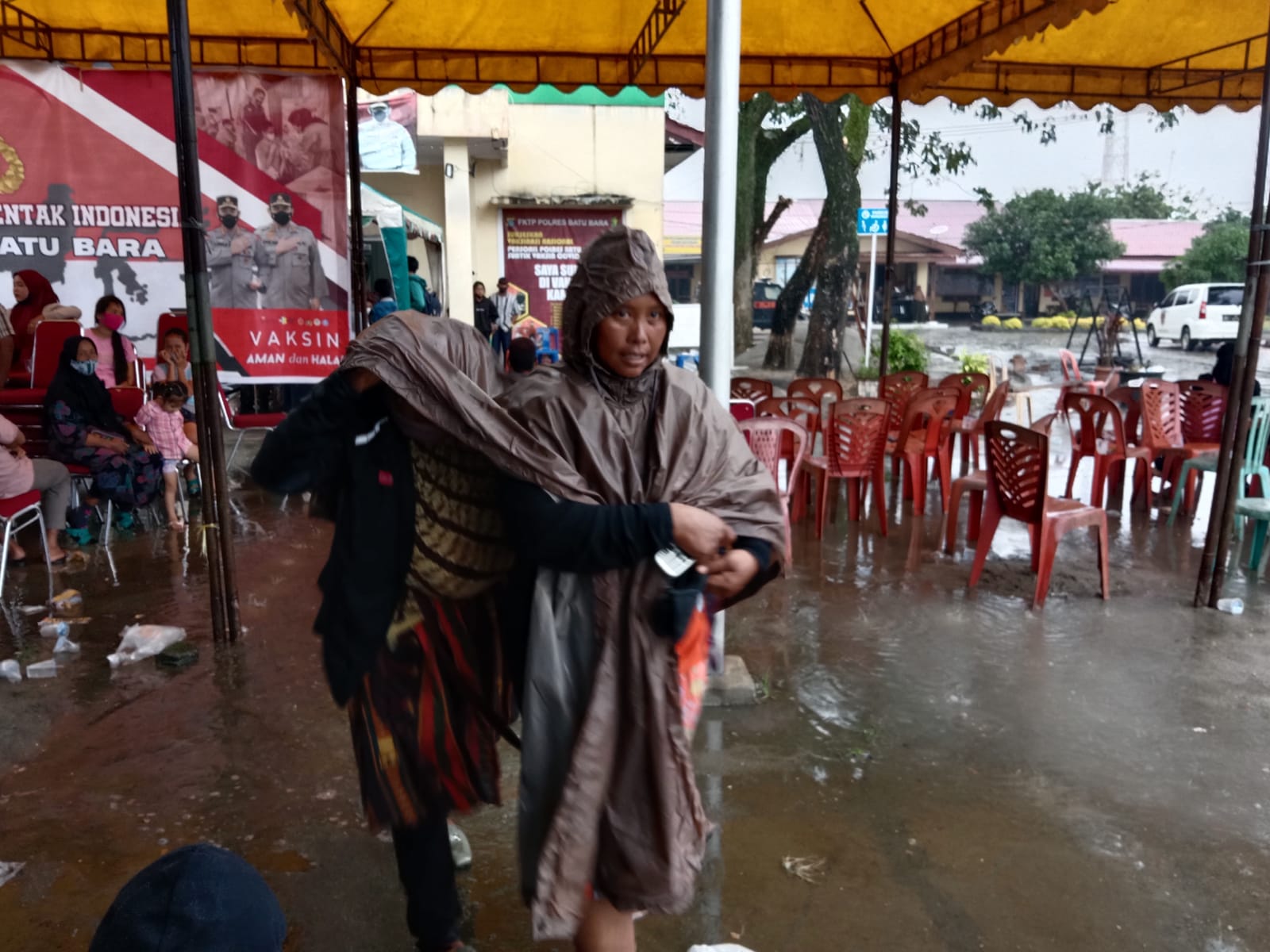 Meski Diguyur Hujan Deras, Warga Tetap Antusias Ikuti Vaksinasi di Polres Batubara