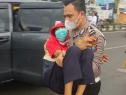 Personel Lantas Asahan Gendong Disabilitas Ikut Vaksin