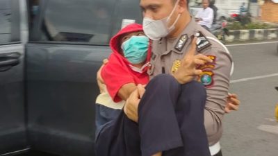 Personel Lantas Asahan Gendong Disabilitas Ikut Vaksin