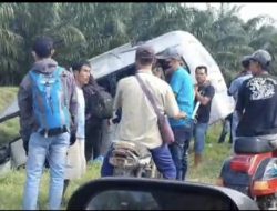 Mini Bus Sartika Masuk Parit, 3 Meninggal Dunia 7 Mini Bus Sartika Masuk Parit, 3 Meninggal Dunia