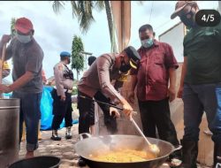 Sambangi Pengungsi Banjir, Kapolres Lhokseumawe Ikut Masak