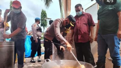 Sambangi Pengungsi Banjir, Kapolres Lhokseumawe Ikut Masak
