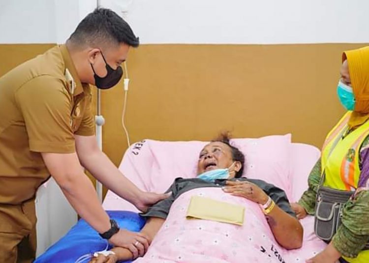 Jenguk Tukang Sapu Korban Begal, Walikota Medan Sayangkan Sikap RS Imelda