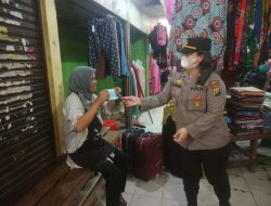 Polsek Medan Baru Bagikan Masker Gratis di Pasar Pringgan
