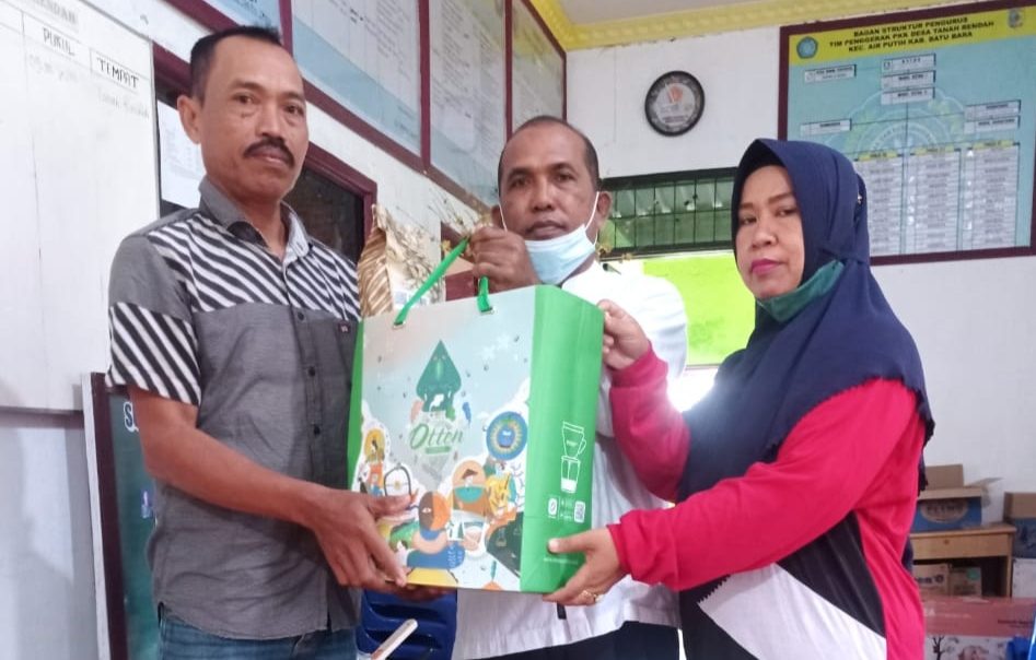 Kades Tanah Rendah Batubara Salurkan Bantuan UMKM