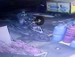 Aksi Maling Sepeda Motor Terekam CCTV Indomaret