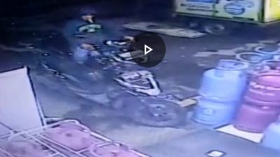 Aksi Maling Sepeda Motor Terekam CCTV Indomaret