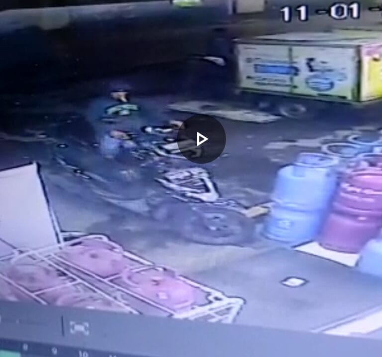 Aksi Maling Sepeda Motor Terekam CCTV Indomaret
