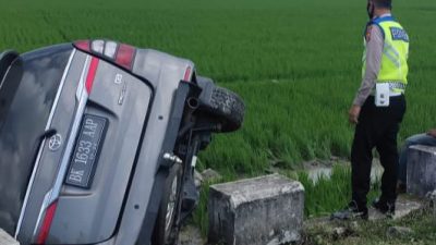 Supirnya Diduga Ngantuk, Innova Nyelonong ke Sawah
