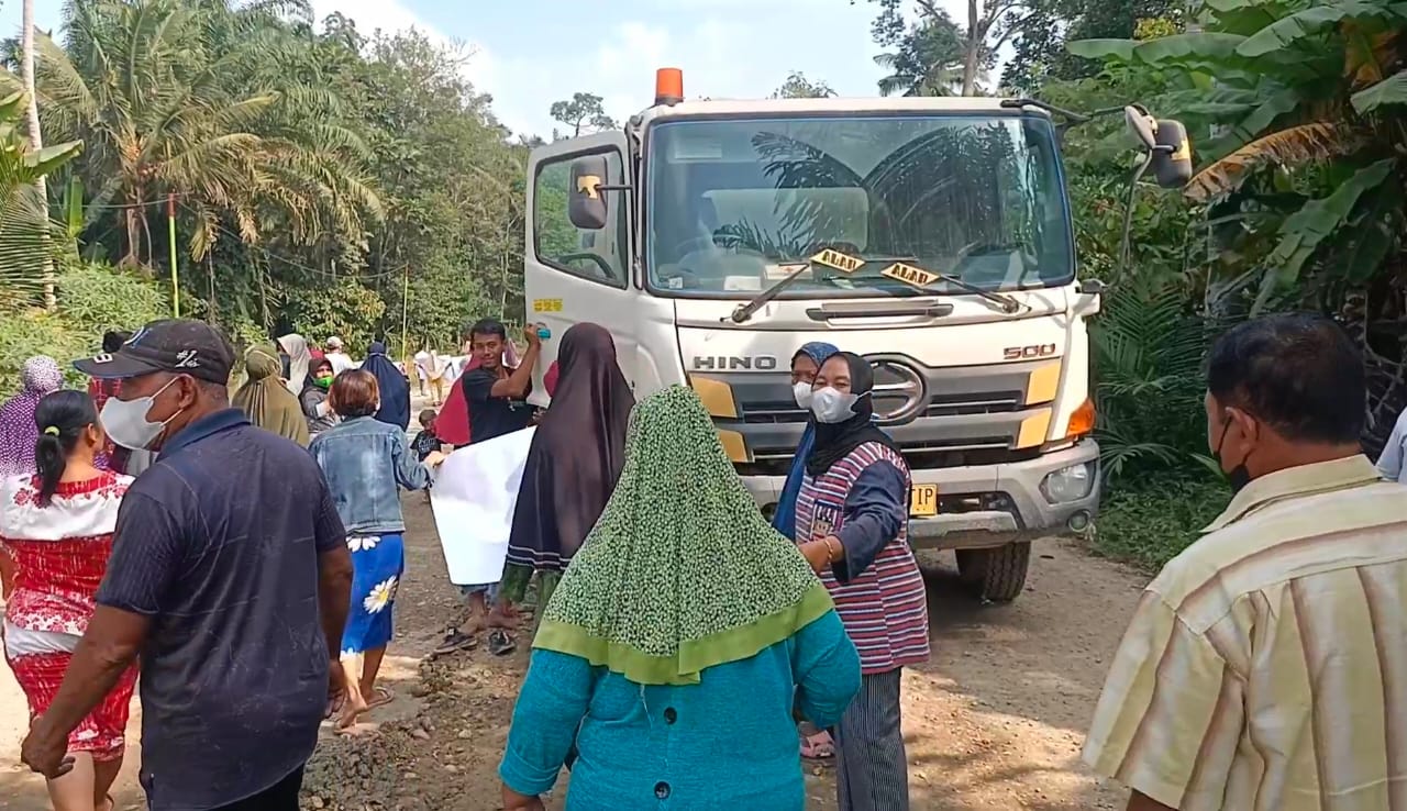 Warga Protes Debu Kilang Pecah Batu Bikin Sesak Nafas