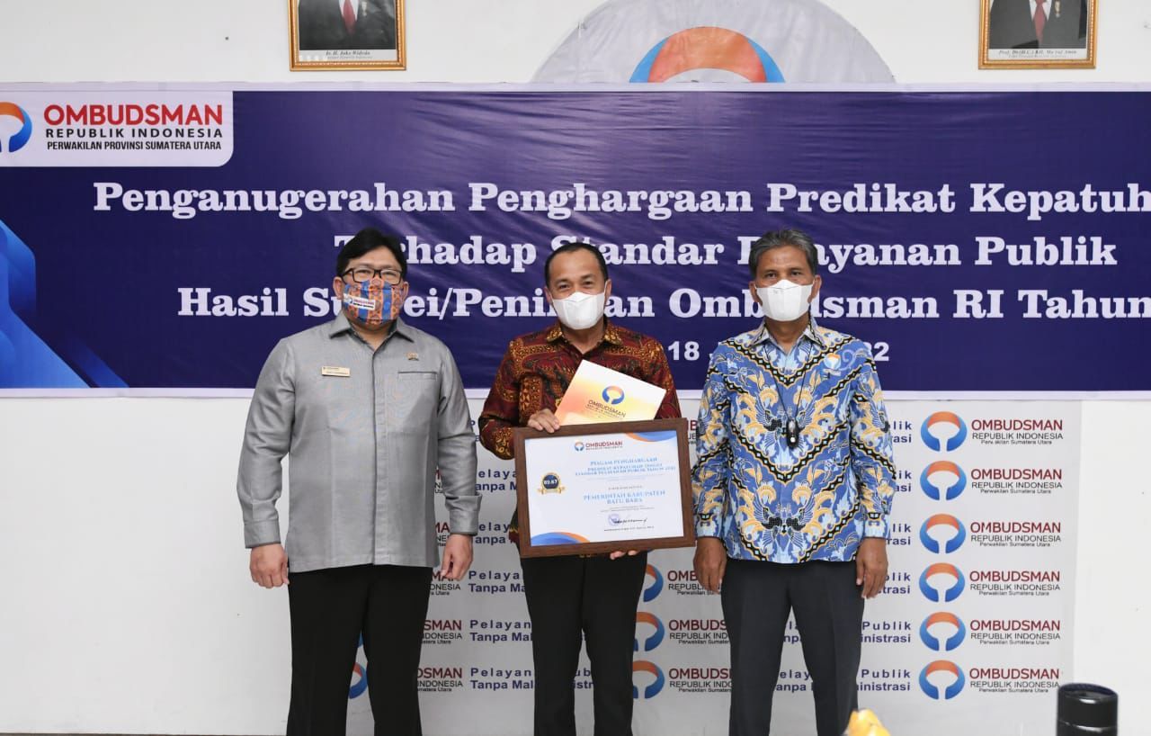 Bupati Batu Bara Terima Penghargaan Standar Pelayanan Publik 2021