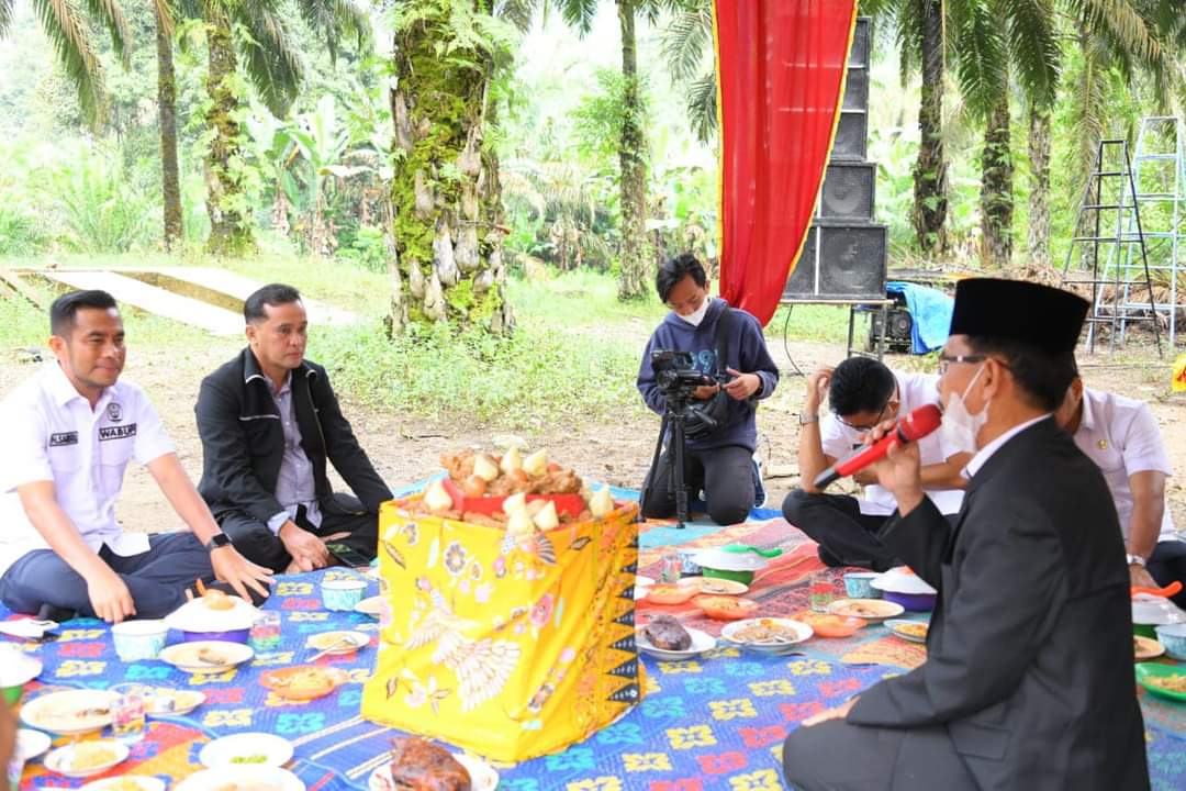 Wabup Labura Hadiri Syukuran Warga Desa Sibito