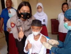 Vaksinasi di Sekolah, Polsek Medan Helvetia Turunkan Polwan untuk Dampingi Anak SD 5 Vaksinasi di Sekolah, Polsek Medan Helvetia Turunkan Polwan untuk Dampingi Anak SD