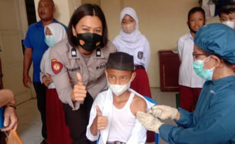 Vaksinasi di Sekolah, Polsek Medan Helvetia Turunkan Polwan untuk Dampingi Anak SD