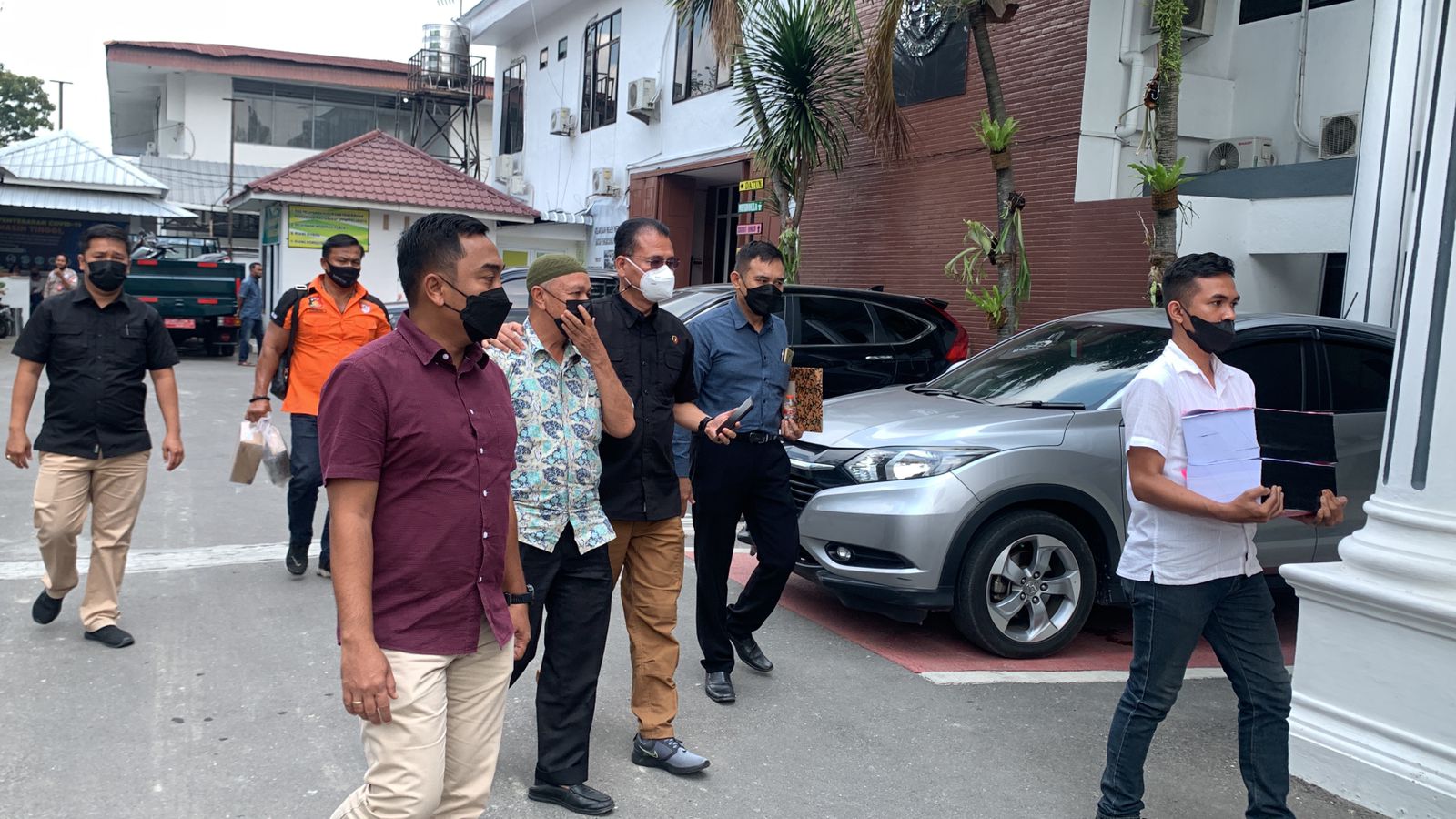 Polrestabes Medan Serahkan Tersangka Korupsi Pengadaan HT ke Kejari