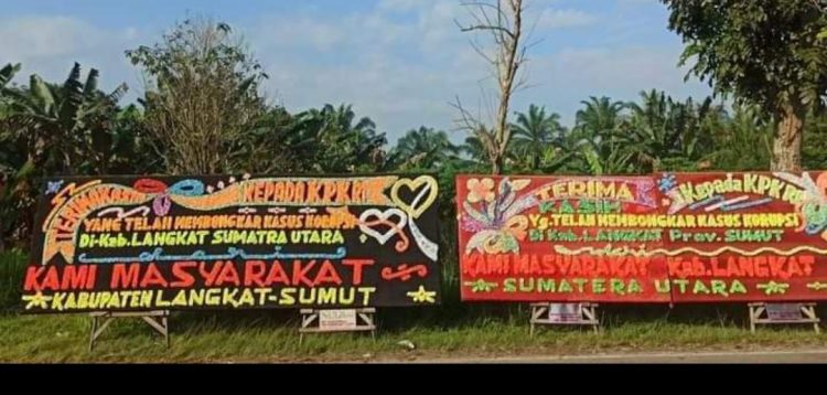 Perbatasan Binjai - Langkat Banjir Papan Bunga 'Terima Kasih KPK'