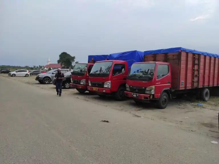 Naik Dari Dermaga C Pelabuhan Pelindo Kuala Tanjung, Poldasu Besama Polres Batubara Amankan 8 Truk Barang Asal Malaysia