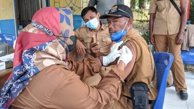 Perangkat Desa Medang Divaksin Booster