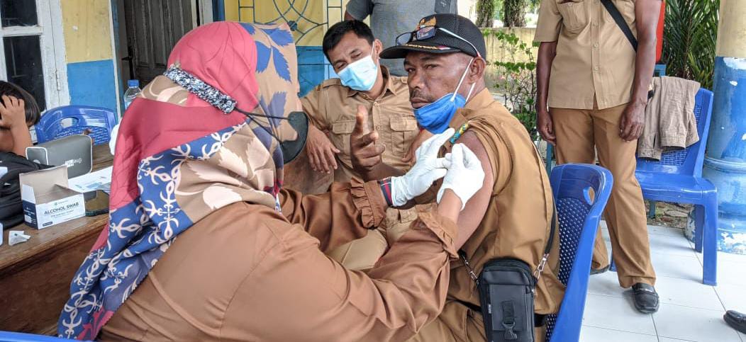 Perangkat Desa Medang Divaksin Booster