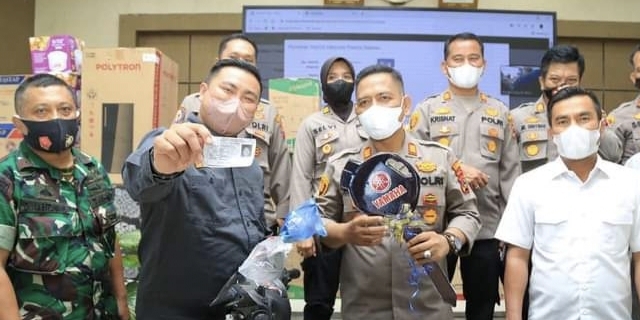 Peserta Vaksin Massal Labura Terima Hadiah Motor