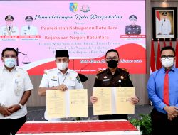 Bupati Zahir Beri Penghargaan Kejari Batubara 12 Bupati Zahir Beri Penghargaan Kejari Batubara