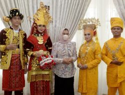 Enam Pakaian Pengantin Adat Sumut akan Dibakukan 7 Enam Pakaian Pengantin Adat Sumut akan Dibakukan