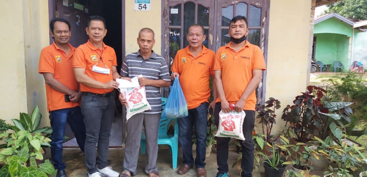Pewarta Santuni Tukang Parkir dan Wartawan Sakit