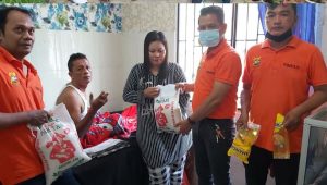 Pewarta Santuni Tukang Parkir dan Wartawan Sakit