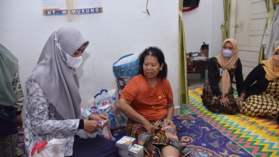 Ny Maya Zahir Kunjungi Dua Warga Penderita Kanker dan Anak Difabel