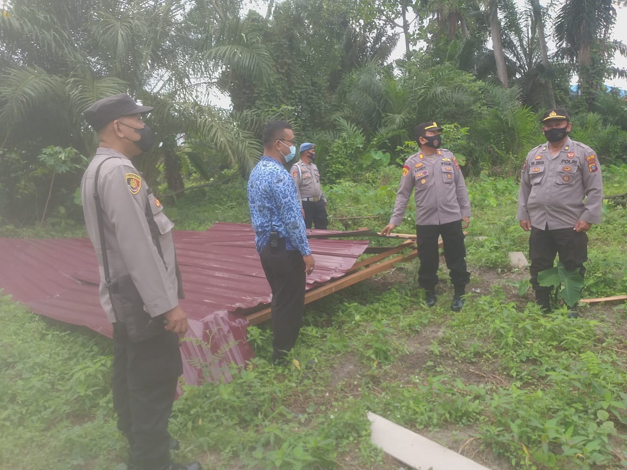 Kapolsek Indrapura Bantu 4 Warga Korban Puting Beliung