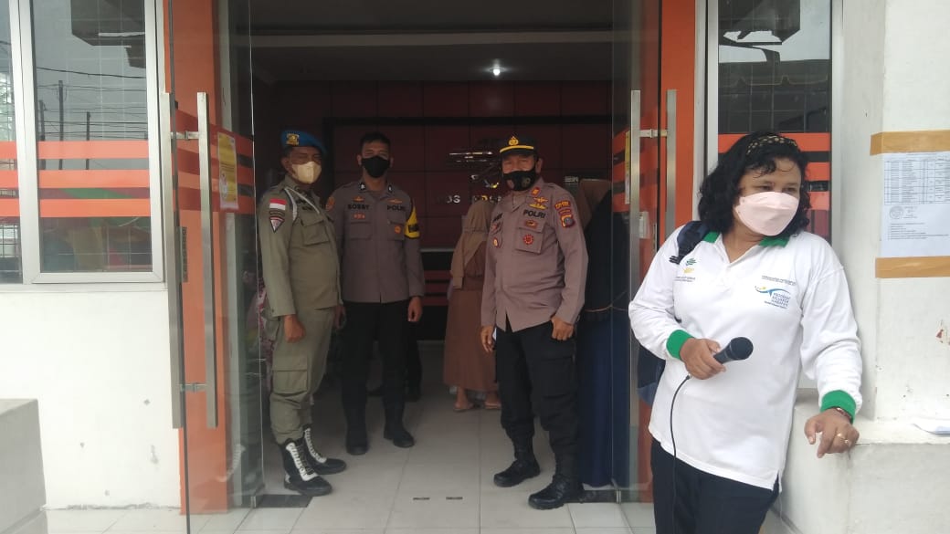 Warga Serbu Kantor Pos Indrapura