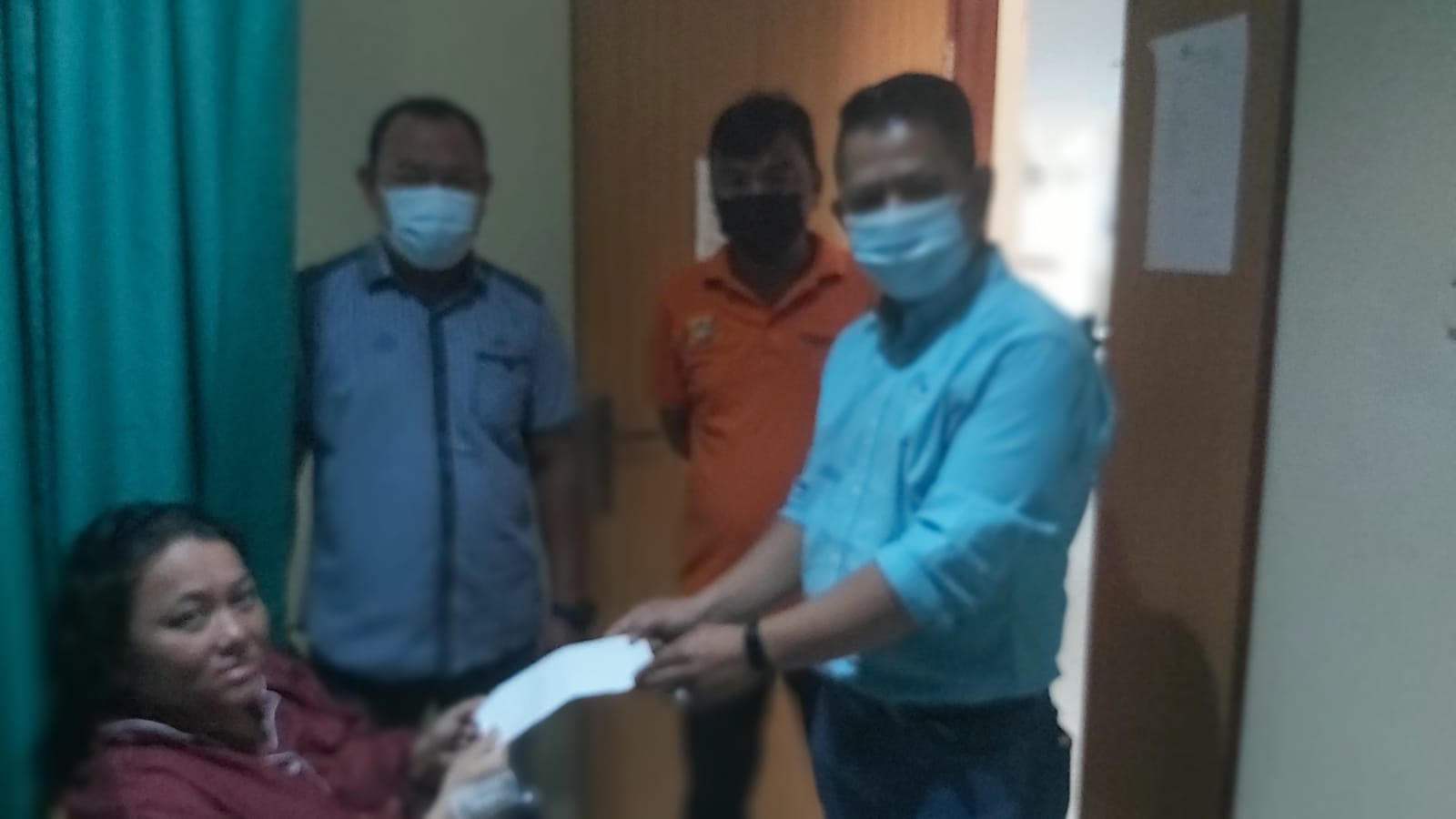 Usai Melahirkan Secara Caesar, Isteri Wartawan Terima Santunan dari Pewarta