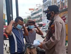 Kanit Binmas Polsek Medan Baru Bagikan Masker pada Warga Pengguna Jalan