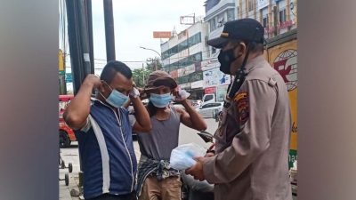 Kanit Binmas Polsek Medan Baru Bagikan Masker pada Warga Pengguna Jalan