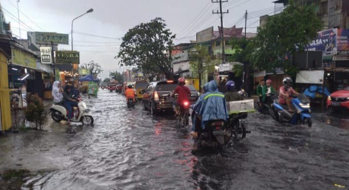 Hujan 45 Menit, Marelan Raya Banjir