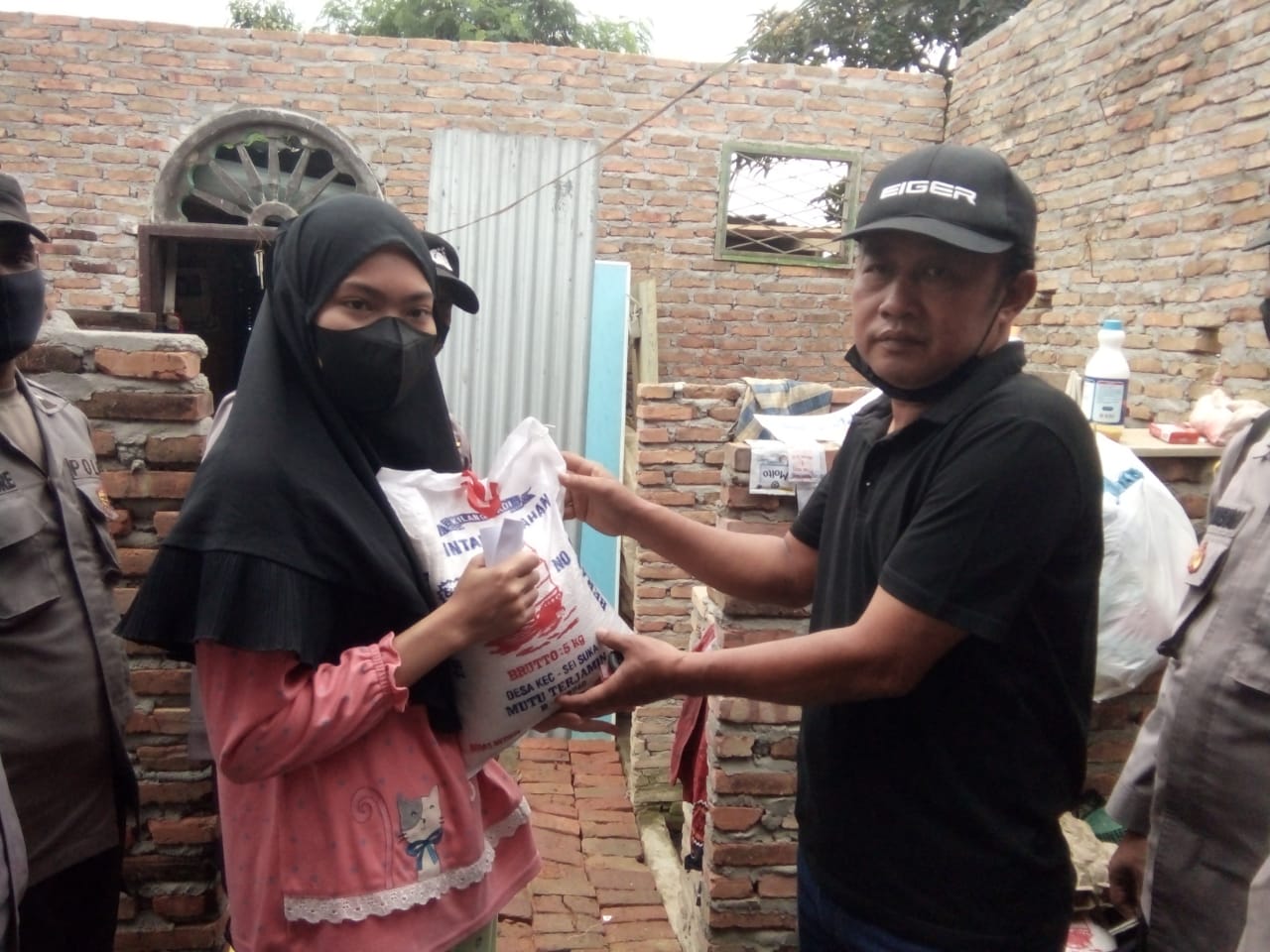 PAC PDIP Air Putih Bantu Sembako dan Uang Korban Puting Beliung