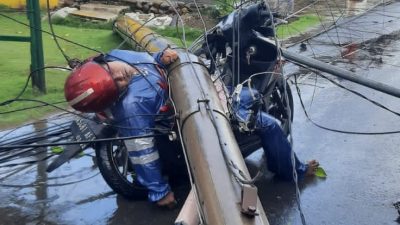 Di Medan, Pengendara Honda Beat Tewas Tertimpa Tiang Listrik