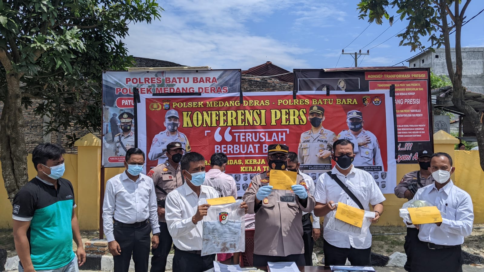 Terungkap, Leher Penjual Emas Keliling Piting dan Dipukul Dengan Kelapa