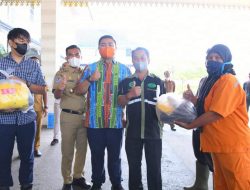 Bupati Labura Serahkan Perlengkapan Petugas Kebersihan