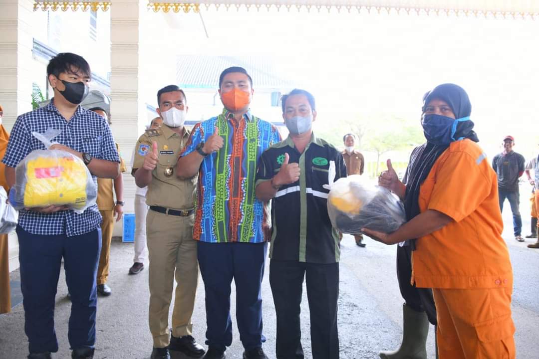 Bupati Labura Serahkan Perlengkapan Petugas Kebersihan