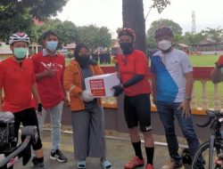 ICC dan Merdeka Funbike Berbagi Sembako kepada Pekerja Jalanan