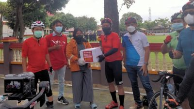ICC dan Merdeka Funbike Berbagi Sembako kepada Pekerja Jalanan