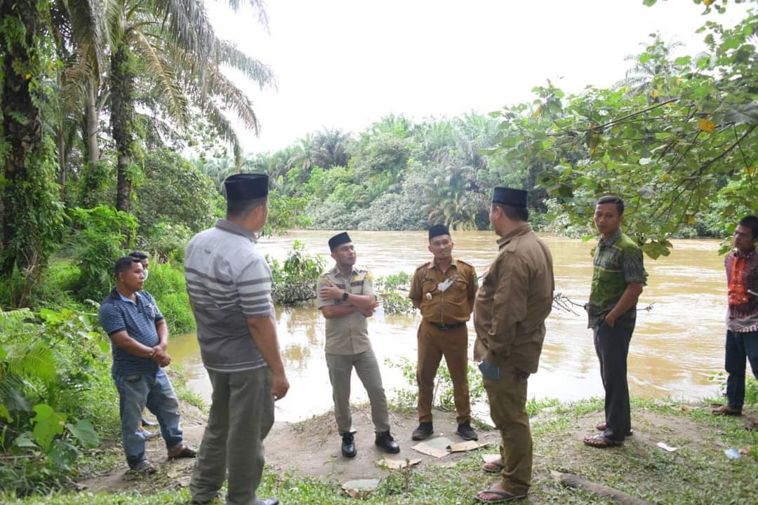 Bupati Labura dan Wakil Tinjau Tim Gabungan Cari Korban Hanyut